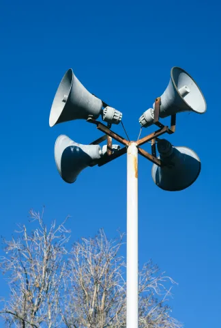 지역 공공 소리 아카이브 프로젝트의 수집 대상인 공공 안내 방송용 확성기 장치와 푸른 하늘 배경 이미지
