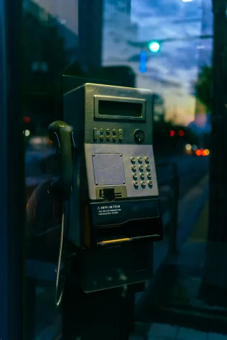 밤거리의 한산한 풍경 속에 놓인 공중전화 부스의 모습과 사라져가는 도시의 사운드스케이프 기록 이미지