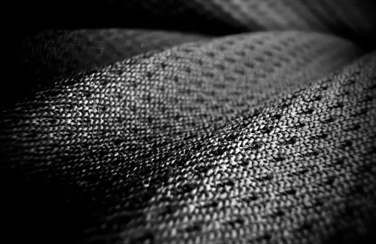 폐현수막 재활용 실험 과정에서 전자현미경으로 관찰된 합성 섬유 조직의 마모도 및 내구성 분석 이미지