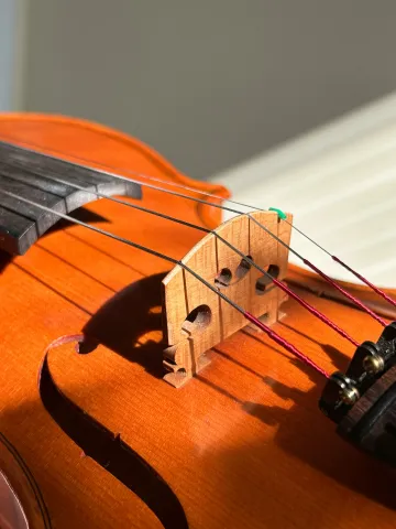 바이올린 현 인장력 분석 및 브릿지 진동 전달 효율 측정에 대한 이미지입니다.